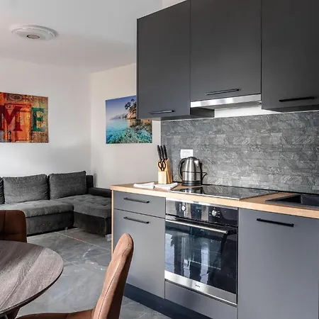 Front In With Wifi Apartment *